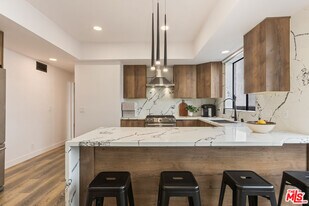 1210 Kings Rd in West Hollywood, CA - Building Photo