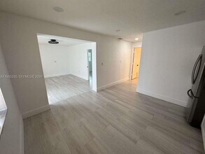 230 E 56th St in Hialeah, FL - Foto de edificio - Building Photo