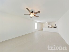 1718 Serenity Moon Dr in Crosby, TX - Foto de edificio - Building Photo