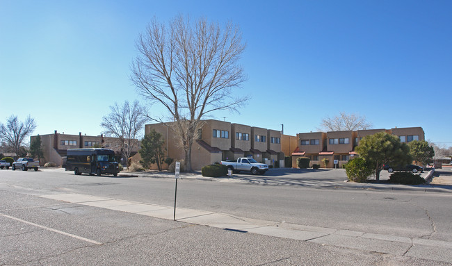 Ortiz Place Townhomes in Albuquerque, NM - Foto de edificio - Building Photo