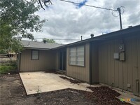 1722 Redwood St in Seguin, TX - Building Photo - Building Photo