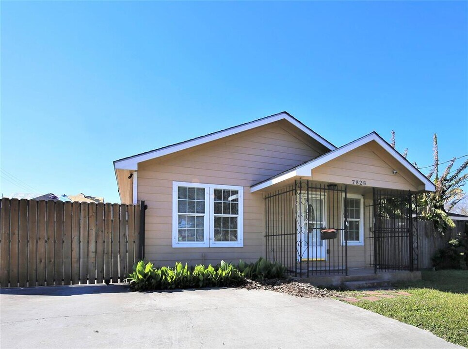 7828 Scott St in Houston, TX - Building Photo