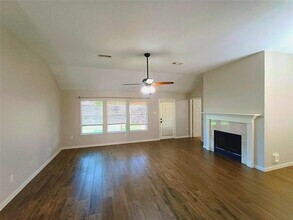 3821 Pin Oak Dr N in Pearland, TX - Building Photo - Building Photo
