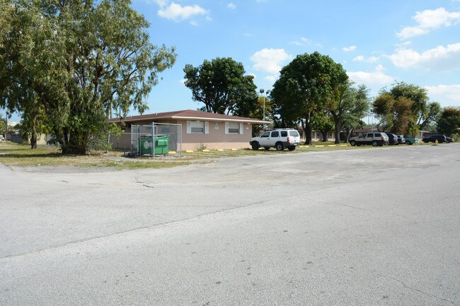 370 Douglas Rd in Opa Locka, FL - Foto de edificio - Building Photo