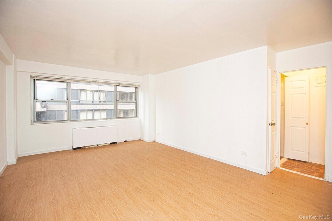 330 E 49th St in New York, NY - Building Photo