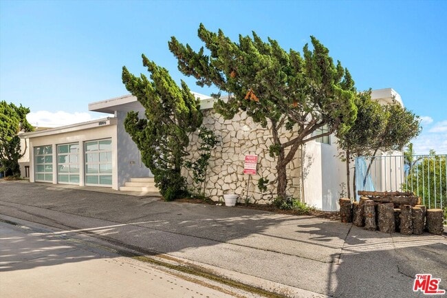 18109 Coastline Dr in Malibu, CA - Building Photo - Building Photo