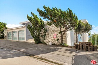 18109 Coastline Dr in Malibu, CA - Building Photo - Building Photo