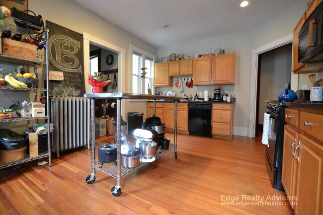 49 Mapleton St, Unit 1 in Boston, MA - Foto de edificio - Building Photo