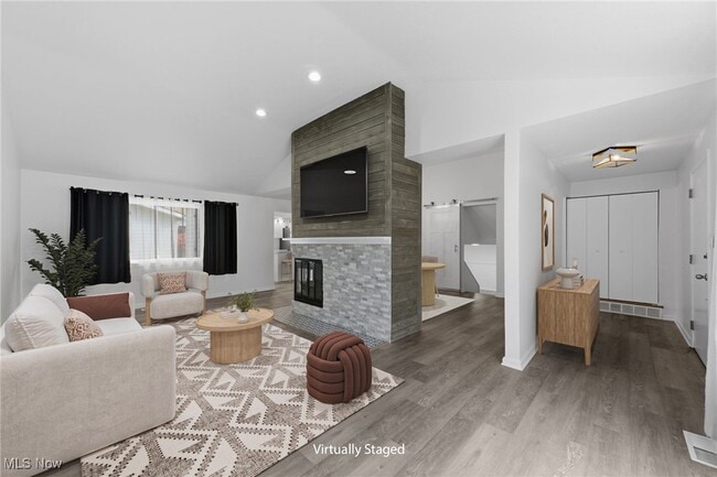 6677 Crenshaw Dr in Parma Heights, OH - Building Photo - Building Photo