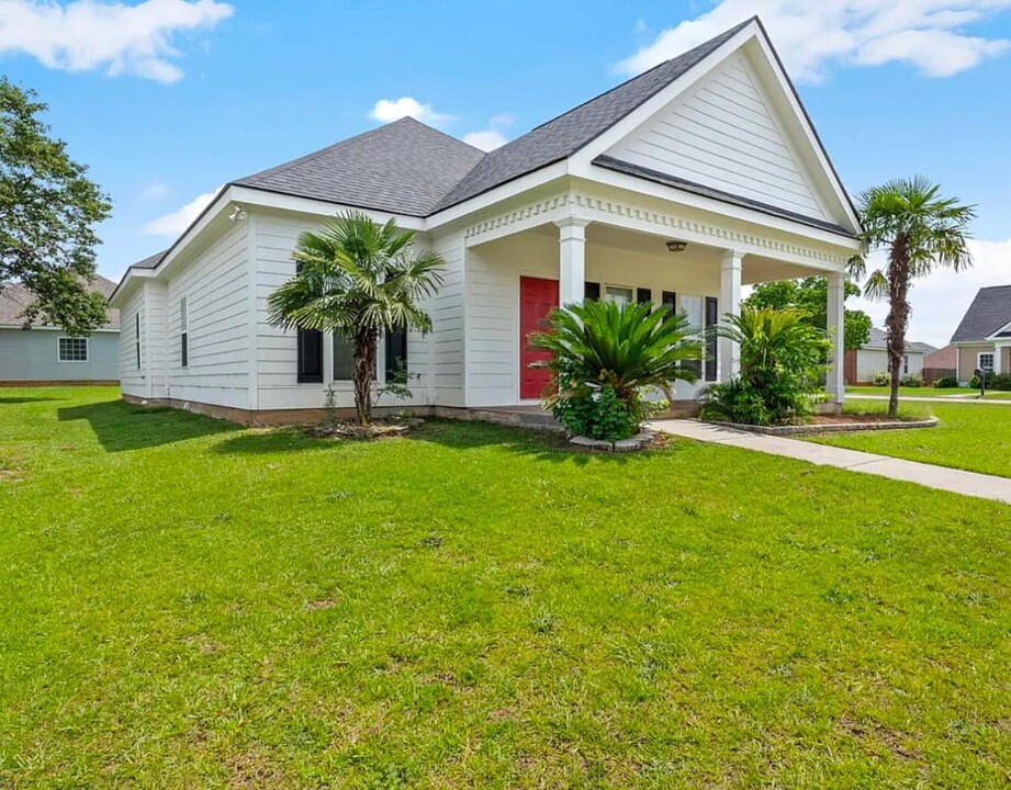 217 Gray Fox Xing in Bonaire, GA - Building Photo