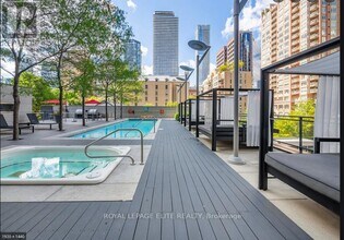 110 Charles St E in Toronto, ON - Building Photo - Building Photo