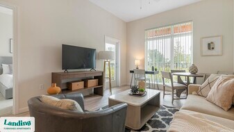 5256 International Dr in Orlando, FL - Building Photo