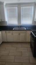 3735 Veteran Ave, Unit Front Unit in Los Angeles, CA - Foto de edificio - Building Photo