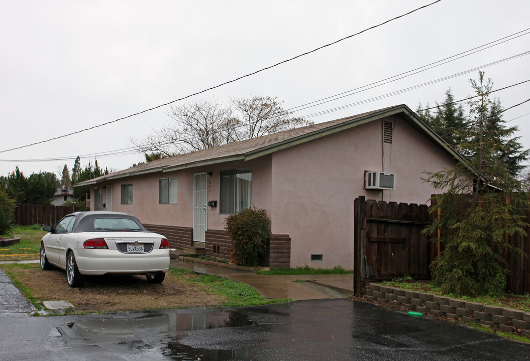 889 Park St in Turlock, CA - Foto de edificio