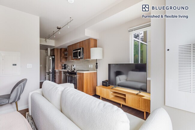 10333 Main St, Unit FL3-ID838 in Bellevue, WA - Foto de edificio - Building Photo