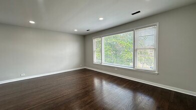 5811 W Lawrence Ave in Chicago, IL - Foto de edificio - Building Photo