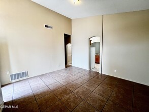 1445 Paseo De Flor St in El Paso, TX - Building Photo - Building Photo