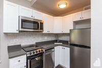 648 W Wrightwood Ave, Unit 405 in Chicago, IL - Building Photo - Building Photo