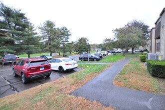 710 Twin Circle Dr in South Windsor, CT - Building Photo - Building Photo