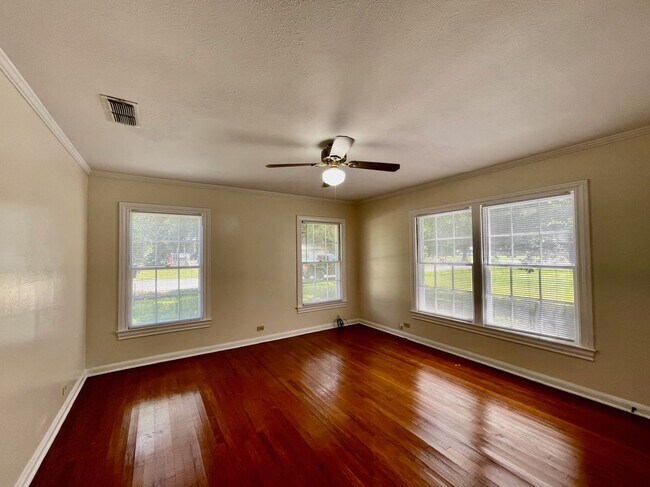 705 Runnels Ave in Crockett, TX - Foto de edificio - Building Photo