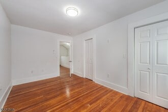 44 Centre St in Nutley, NJ - Foto de edificio - Building Photo