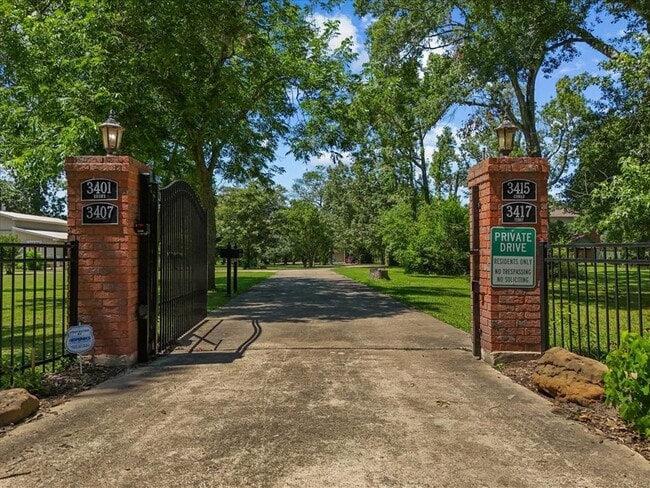 3415 Bayou Dr E in Dickinson, TX - Building Photo - Building Photo