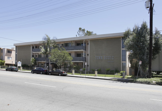 5020 Coldwater Canyon Ave in Sherman Oaks, CA - Foto de edificio - Building Photo