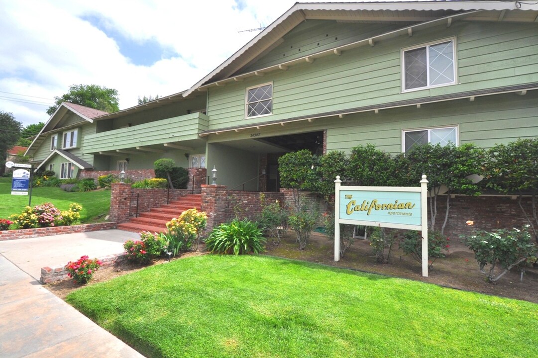 24347 Newhall Ave in Santa Clarita, CA - Building Photo