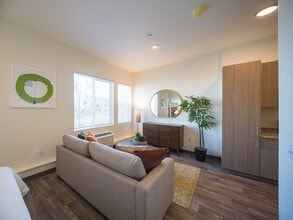 Karl's Farm Affordable Senior Apartments in Northglenn, CO - Foto de edificio - Building Photo