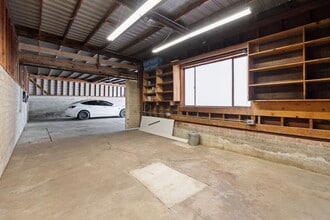 8124 Greenly Dr in Oakland, CA - Foto de edificio - Building Photo