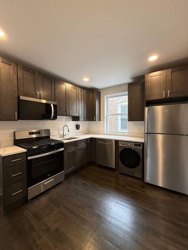 3247 W Thomas St in Chicago, IL - Building Photo - Building Photo