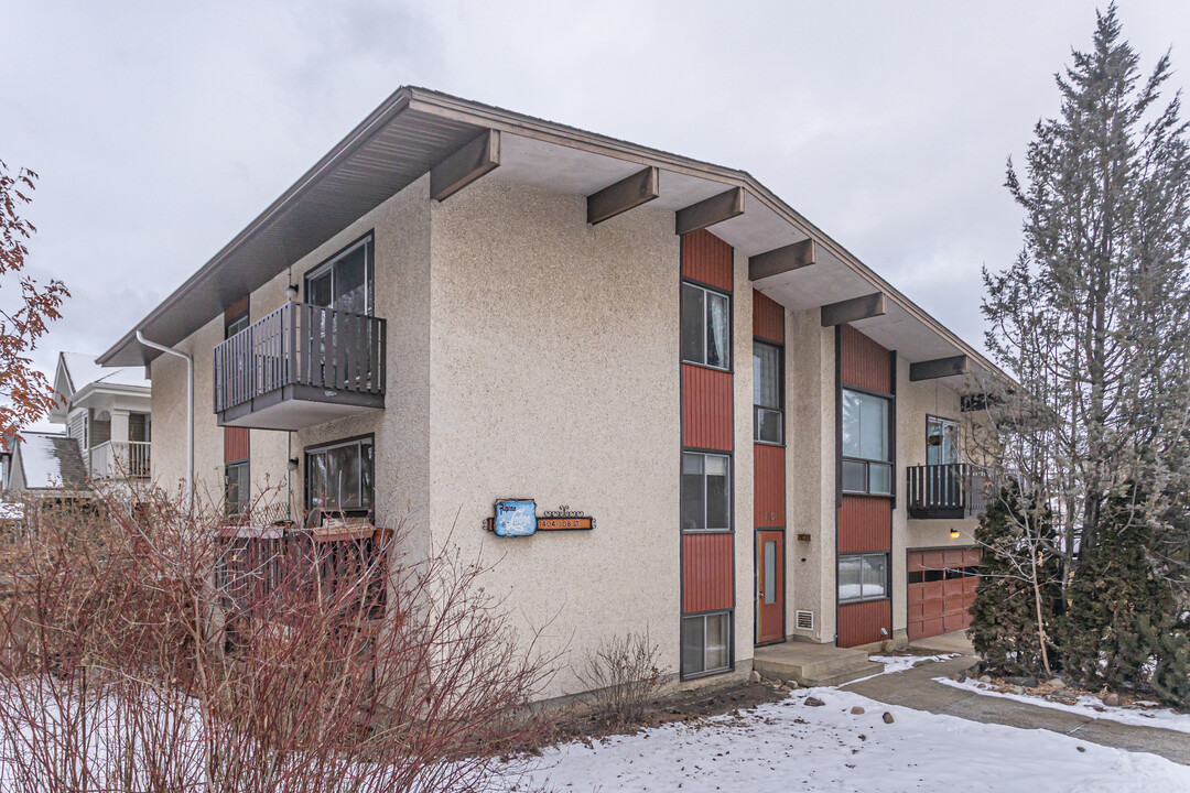 Alpine Lodge in Edmonton, AB - Building Photo