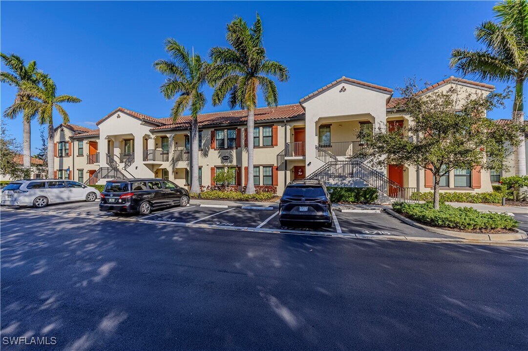 15098 Palmer Lake Cir in Naples, FL - Building Photo