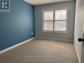15 Latitude Ln in Whitchurch-Stouffville, ON - Building Photo - Building Photo
