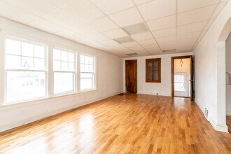 335 W Cortland Ave, Unit 2 in Jackson, MI - Foto de edificio - Building Photo