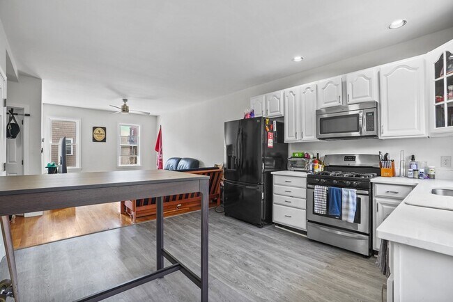 140 D St, Unit 2 in Boston, MA - Building Photo - Building Photo