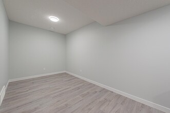 1441 Cherniak Way SW in Edmonton, AB - Building Photo - Building Photo