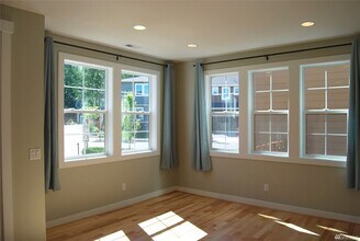 1596 NE Falls Dr in Issaquah, WA - Building Photo - Building Photo