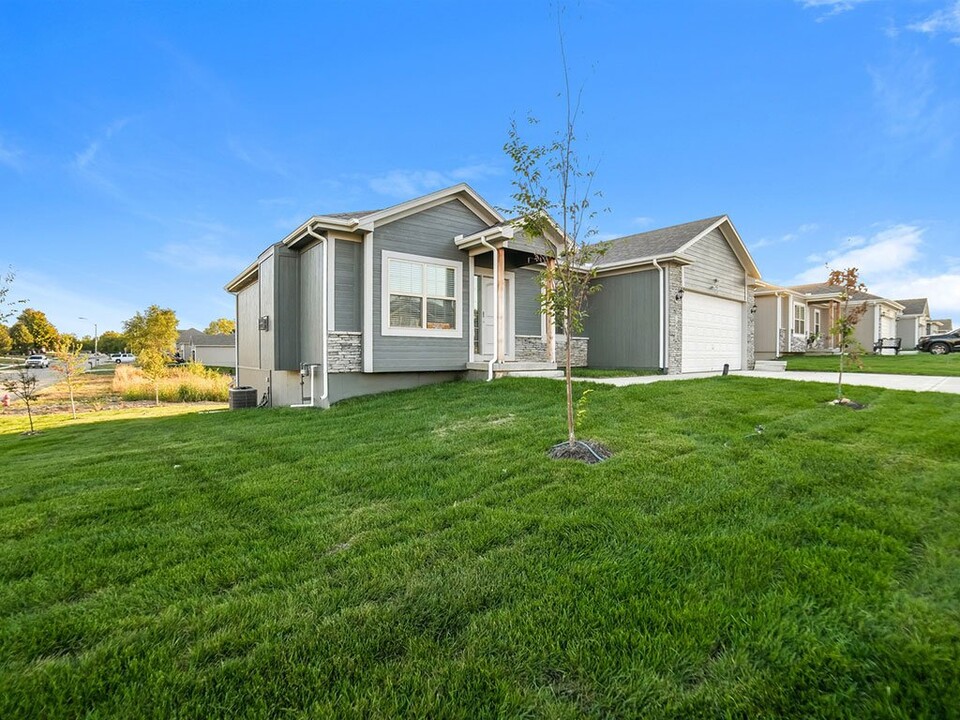 Tall Grass Luxury Rental Homes in Pleasant Hill, MO - Building Photo