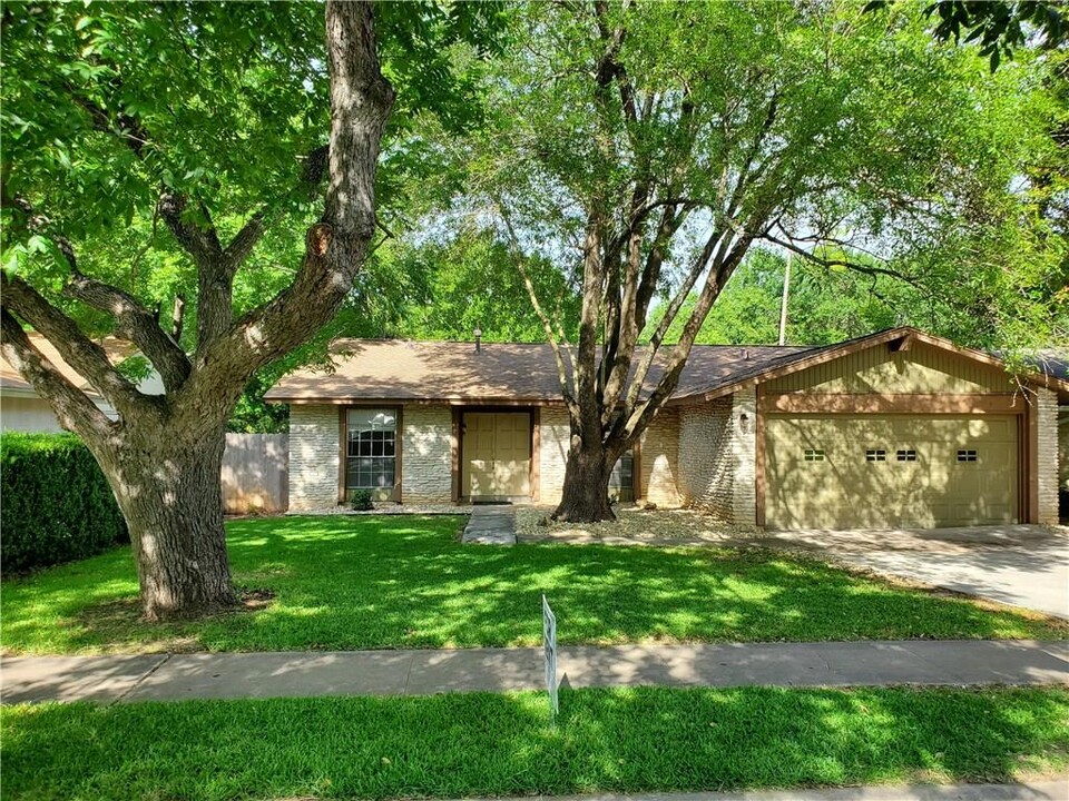 12311 Bainbridge Ln in Austin, TX - Building Photo