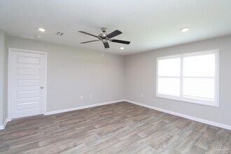 7524 Oak Lake Blvd in Bellview, FL - Foto de edificio - Building Photo