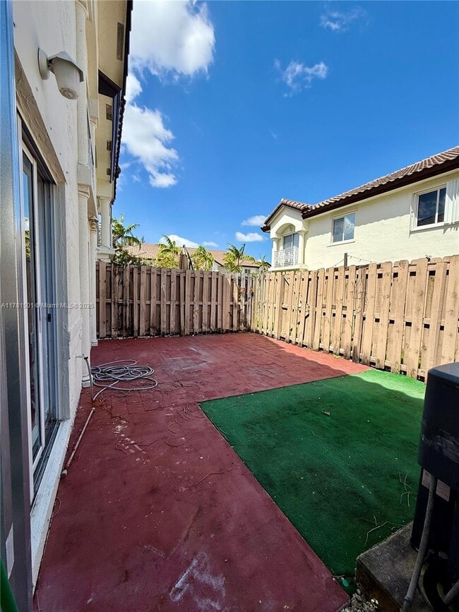 8803 NW 109th Pl in Doral, FL - Foto de edificio - Building Photo