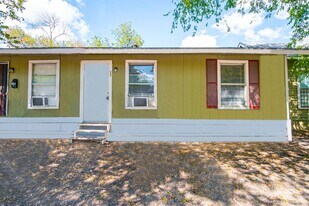1319 Dawson St in San Antonio, TX - Building Photo