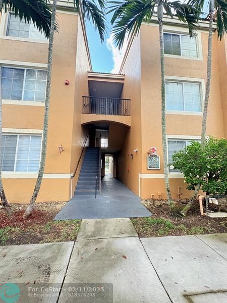7980 N Nob Hill Rd in Tamarac, FL - Foto de edificio - Building Photo