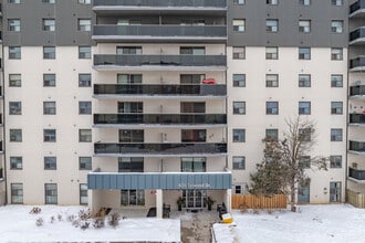 836 Talwood Dr in Peterborough, ON - Building Photo - Building Photo