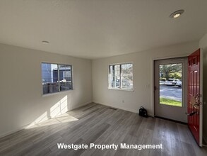 737 Judith Ct in Petaluma, CA - Foto de edificio - Building Photo