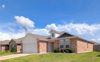 11008 NW 98th St in Yukon, OK - Building Photo