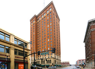 Leland Tower Apartments in Aurora, IL - Foto de edificio - Building Photo