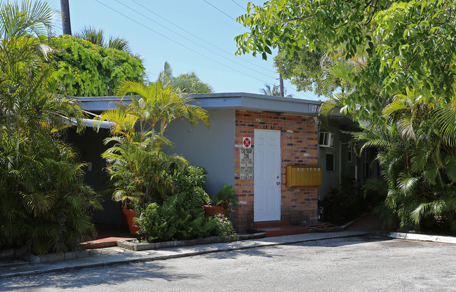 1706 NE Dixie Hwy in Fort Lauderdale, FL - Building Photo - Building Photo