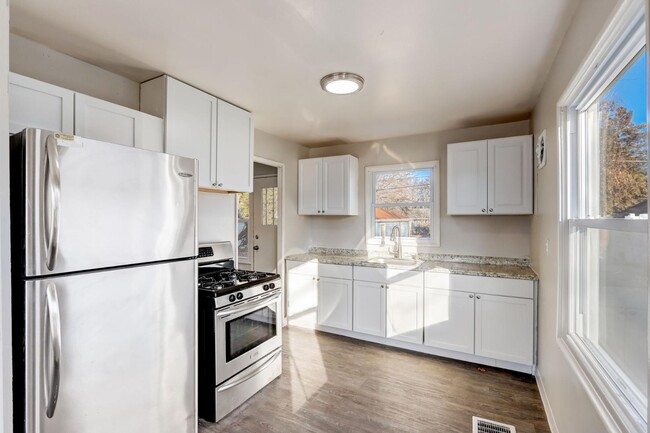 5804 W Silver Spring Dr in Milwaukee, WI - Building Photo - Building Photo